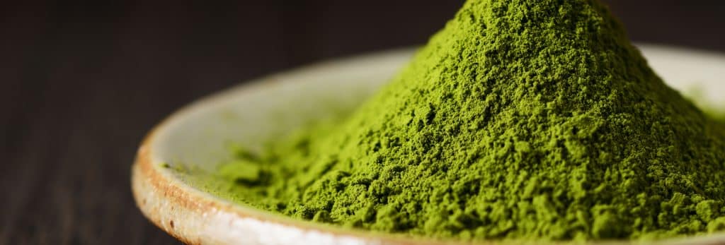 Ceremoniële matcha is de hoogste kwaliteit binnen de wereld van matcha. Deze kwaliteit ontstaat door een zorgvuldig proces dat al eeuwen wordt gebruikt in Japanse theetuinen. Het begint bij jonge theebladeren die enkele weken voor de oogst in de schaduw worden geplaatst.