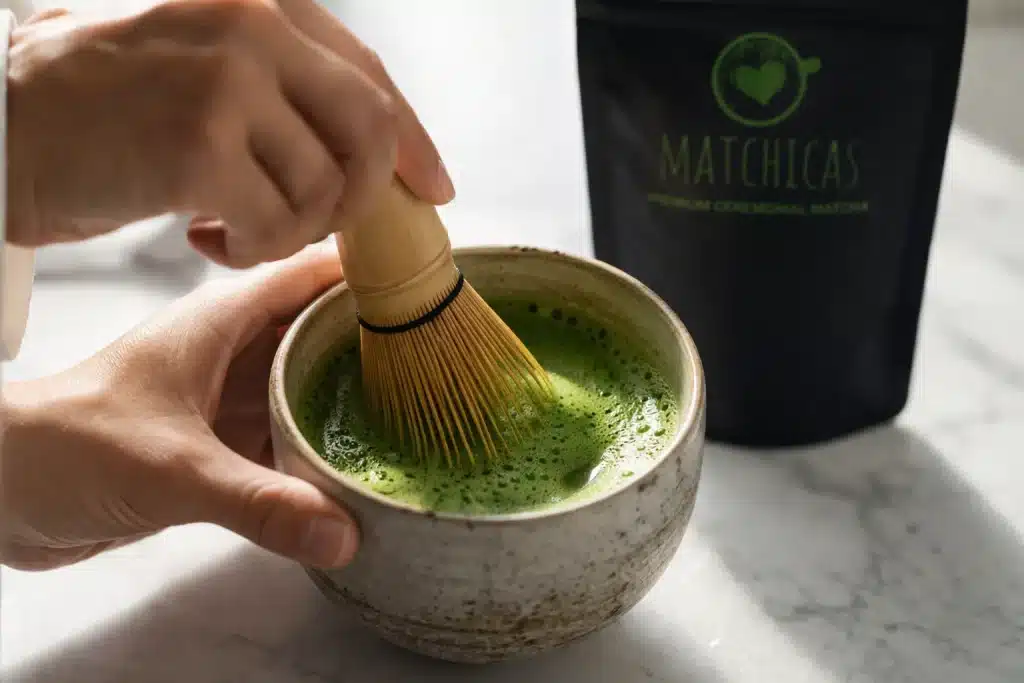 Matcha maak je met 2 gram poeder, water van 70 tot 80 graden en een whisk. In drie stappen zet je thuis een romige matcha of latte, zonder bitterheid.