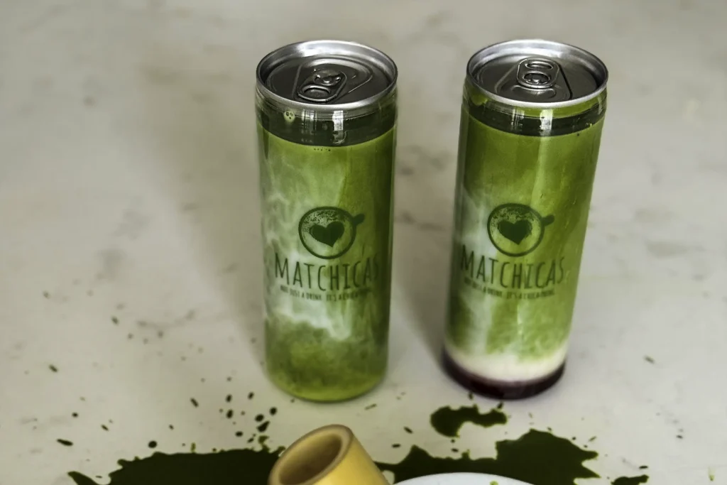 Matcha is veelzijdig. Je kunt het drinken zoals het al eeuwen wordt gemaakt, maar je kunt het ook aanpassen aan jouw eigen smaak en moment. Sommige mensen kiezen voor puur en warm, anderen voor een frisse iced latte met een vleugje smaak.