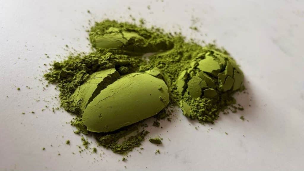 Grade A op een zakje matcha zegt niets, er bestaat geen officiële gradering. Zo herken je echte ceremoniële matcha aan herkomst, oogst, verwerking en prijs per gram.
