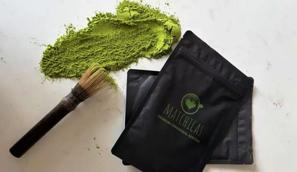 Voor een kopje matcha gebruik je 1 tot 2 gram poeder. Uit een zakje van 50 gram haal je dus tot 50 kopjes. Bekijk de dosering per bereiding en wat een kopje thuis echt kost.
