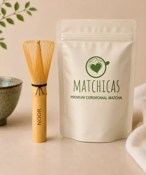 Beige zak matcha met gegraveerde bamboe whisk