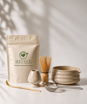 Matchicas matchaset met beige zak matcha, bamboe chasen, houder, kom, zeef en lepel