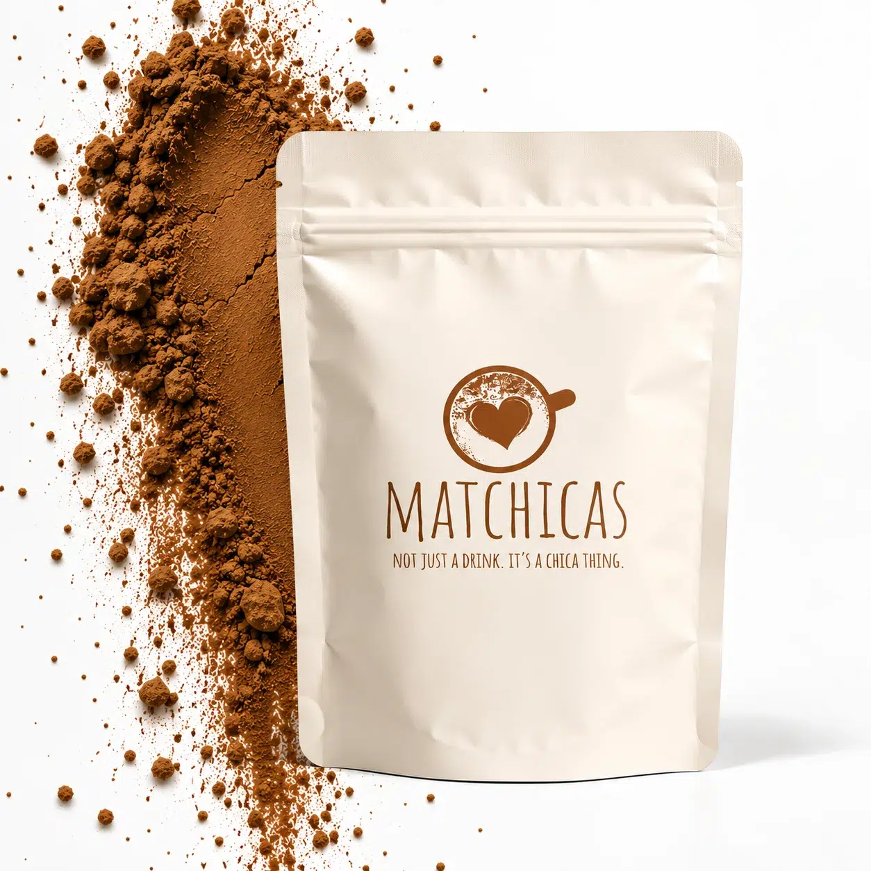 Beige zakje Matchicas hojicha poeder naast een hoop bruin hojicha poeder